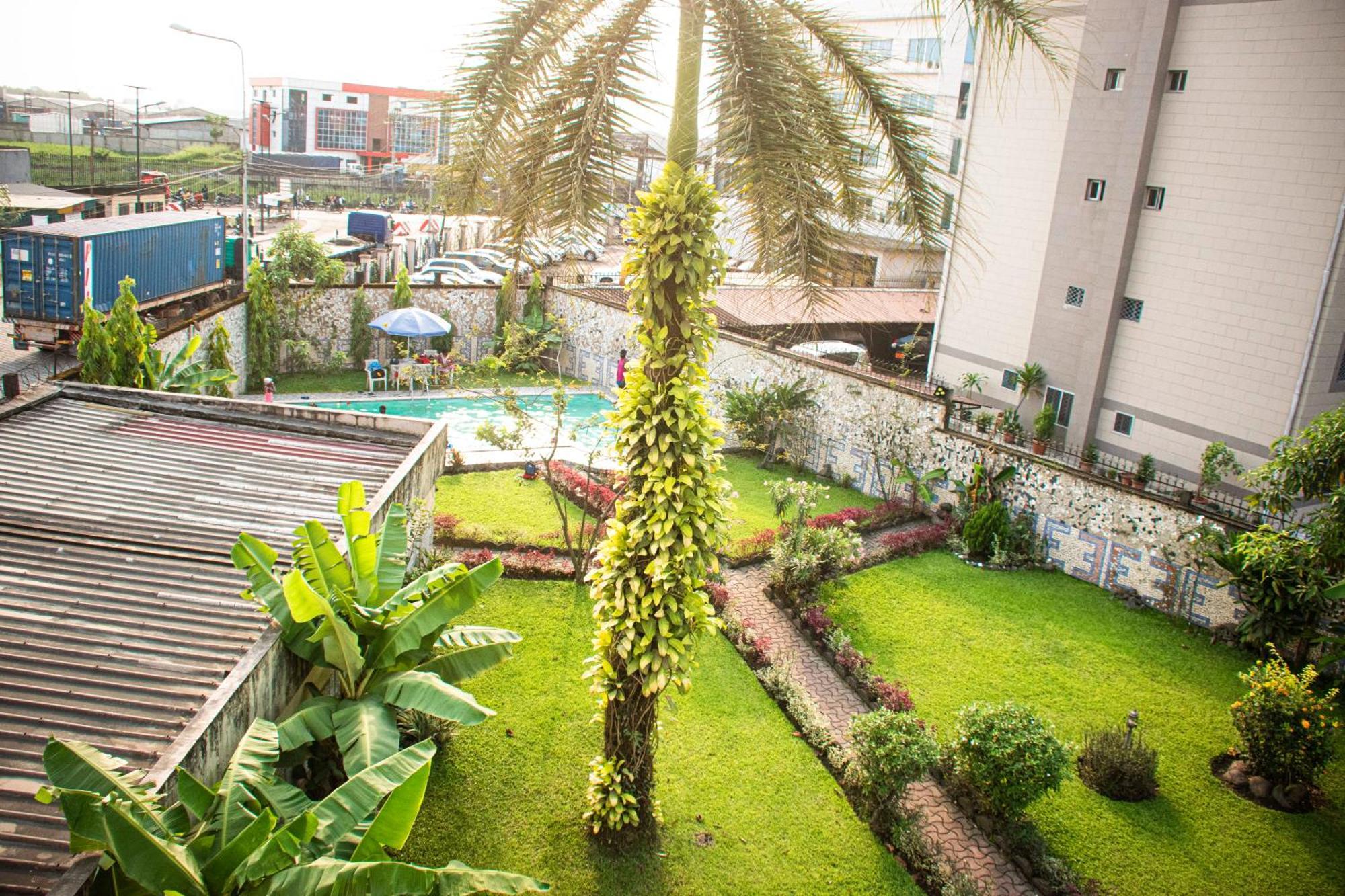 Clos D'Anthony Residence Bonanjo Douala Bagian luar foto